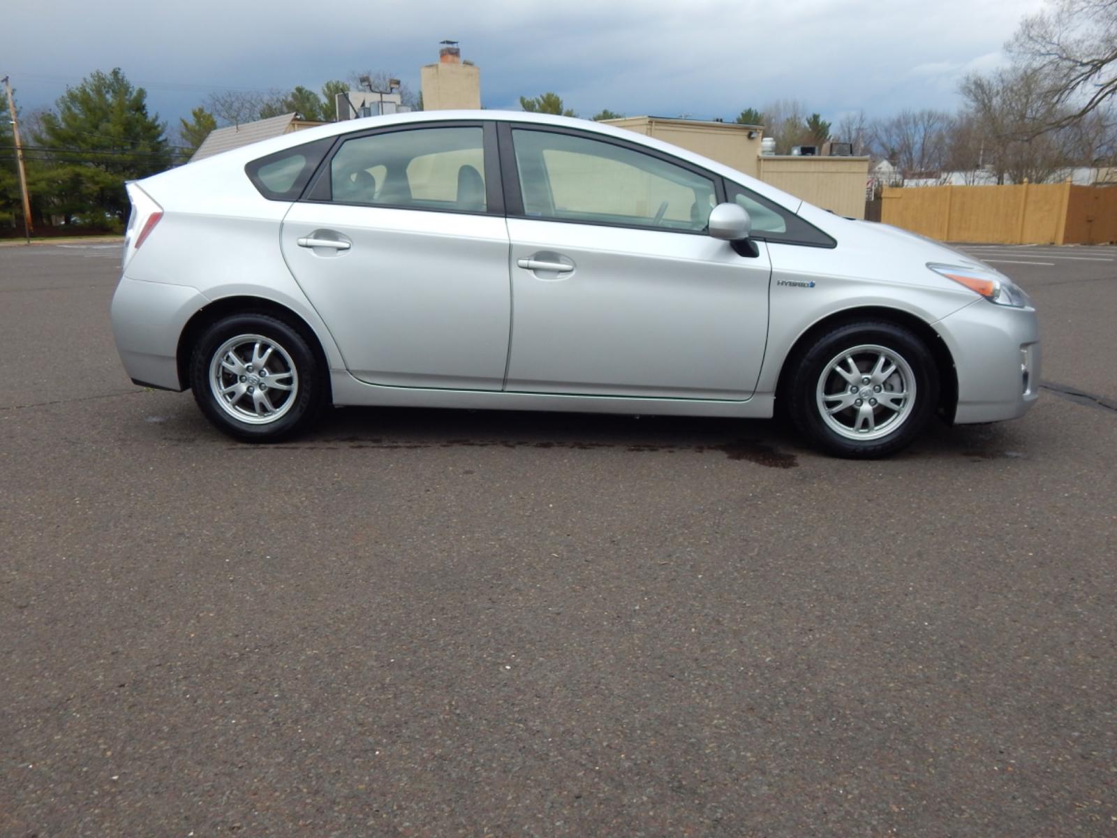 2010 Silver /Gray Leather Toyota Prius IV (JTDKN3DU1A0) with an 1.8 liter 4cyl hybrid engine, CVT Automatic transmission, located at 6528 Lower York Road, New Hope, PA, 18938, (215) 862-9555, 40.358707, -74.977882 - Here for sale is a 2010 Toyota Prius 4 hatchback. Under the hood is a strong running 1.8 liter 4 cylinder hybrid engine which puts power to the front wheels via a smooth transmission. Features include; Gray leather interior, keyless entry, 2 master keys, cruise control, tilt steering wheel, cold A - Photo #4